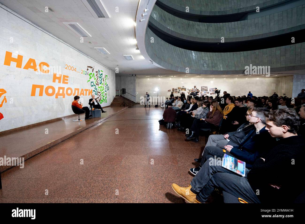 Kiev, Ukraine. 23 Nov 2024. VIKTOR IOUCHTCHENKO, ancien président de l’Ukraine et fondateur du parti Our Orange Block, lors de Talk with Students au Centre National de la Maison ukrainienne dans le centre-ville de Kiev. Les sujets abordés allaient de la Révolution orange, qui a finalement conduit à son élection, à la guerre en cours avec la Russie. Crédit : Andreas Stroh/Alamy Live News Banque D'Images