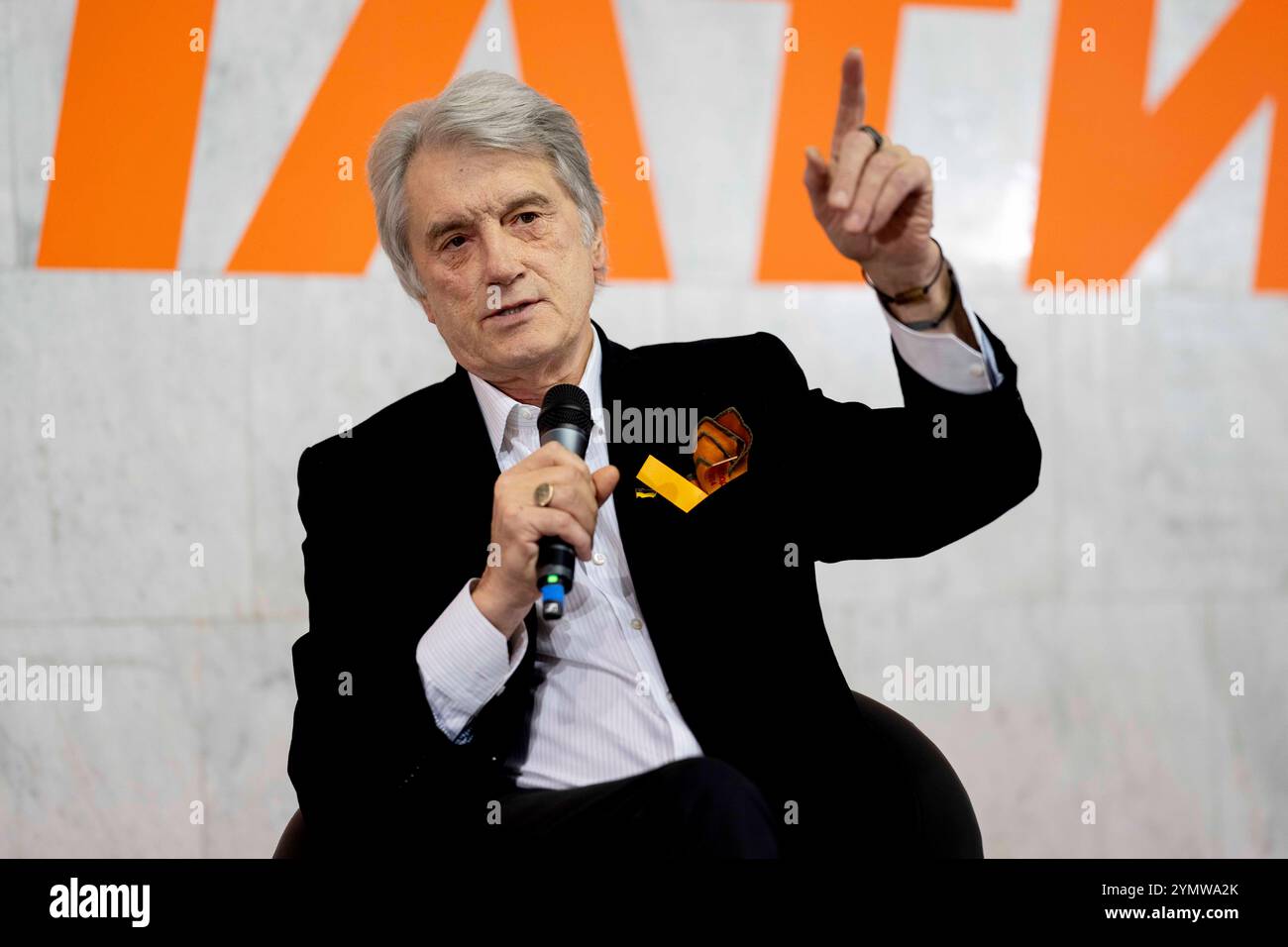 Kiev, Ukraine. 23 Nov 2024. VIKTOR IOUCHTCHENKO, ancien président de l’Ukraine et fondateur du parti Our Orange Block, lors de Talk with Students au Centre National de la Maison ukrainienne dans le centre-ville de Kiev. Les sujets abordés allaient de la Révolution orange, qui a finalement conduit à son élection, à la guerre en cours avec la Russie. Crédit : Andreas Stroh/Alamy Live News Banque D'Images