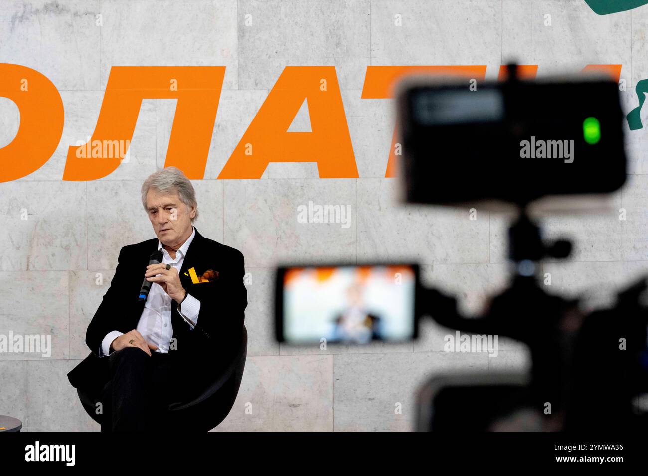 Kiev, Ukraine. 23 Nov 2024. VIKTOR IOUCHTCHENKO, ancien président de l’Ukraine et fondateur du parti Our Orange Block, lors de Talk with Students au Centre National de la Maison ukrainienne dans le centre-ville de Kiev. Les sujets abordés allaient de la Révolution orange, qui a finalement conduit à son élection, à la guerre en cours avec la Russie. Crédit : Andreas Stroh/Alamy Live News Banque D'Images