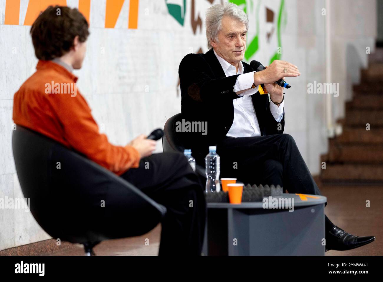 Kiev, Ukraine. 23 Nov 2024. VIKTOR IOUCHTCHENKO, ancien président de l’Ukraine et fondateur du parti Our Orange Block, lors de Talk with Students au Centre National de la Maison ukrainienne dans le centre-ville de Kiev. Les sujets abordés allaient de la Révolution orange, qui a finalement conduit à son élection, à la guerre en cours avec la Russie. Crédit : Andreas Stroh/Alamy Live News Banque D'Images
