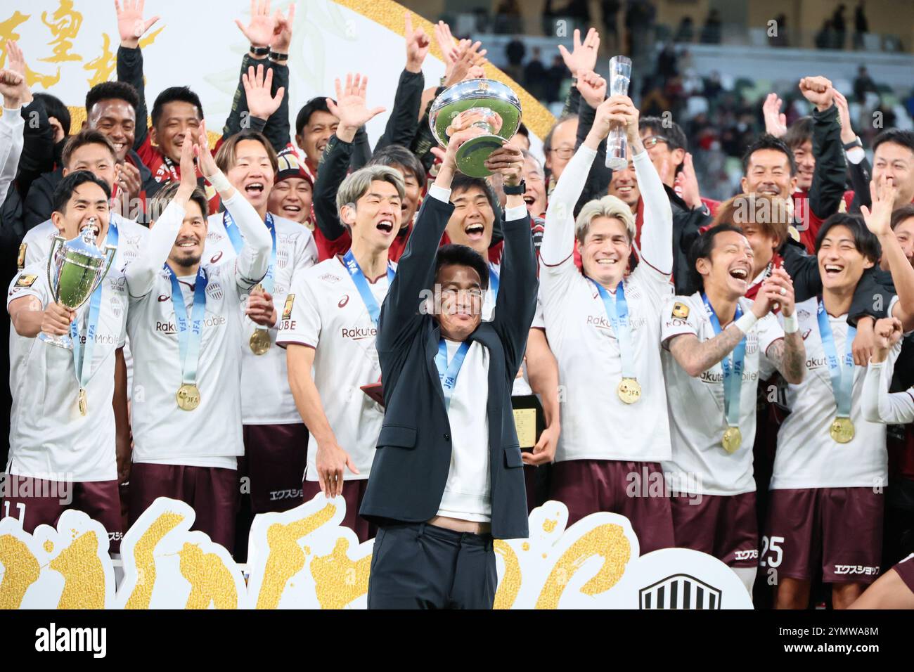 Tokyo, Japon. 23 novembre 2024. Takayuki Yoshida (C), manager du Vissel Kobe, remporte la Coupe de l'Empereur alors qu'ils remportent le championnat en finale au stade national japonais de Tokyo le samedi 23 novembre 2024. Vissel Kobe a battu Gamba Osaka 1-0 en finale. (Photo de Yoshio Tsunoda/AFLO) Banque D'Images