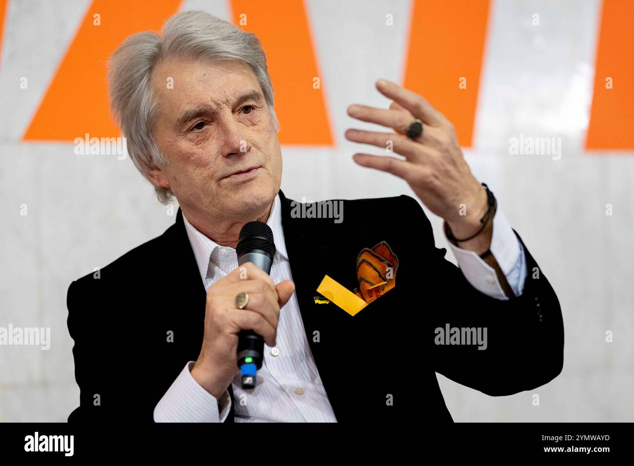 VIKTOR IOUCHTCHENKO, ancien président de l'Ukraine et fondateur du parti Our Orange Block, à Talk with Students au Centre National ukrainien Maison dans le centre-ville de Kyivs. Les sujets abordés allaient de la Révolution orange, qui a finalement conduit à son élection, à la guerre en cours avec la Russie. Kyiv City *** VIKTOR IOUCHTCHENKO, ancien président de l'Ukraine et fondateur du parti notre bloc orange, lors d'un entretien avec des étudiants au Centre national Maison ukrainienne dans le centre-ville de Kyivs les sujets allaient de la Révolution orange, qui a finalement conduit à son élection, à la guerre en cours avec la Russie ville de Kiev Banque D'Images