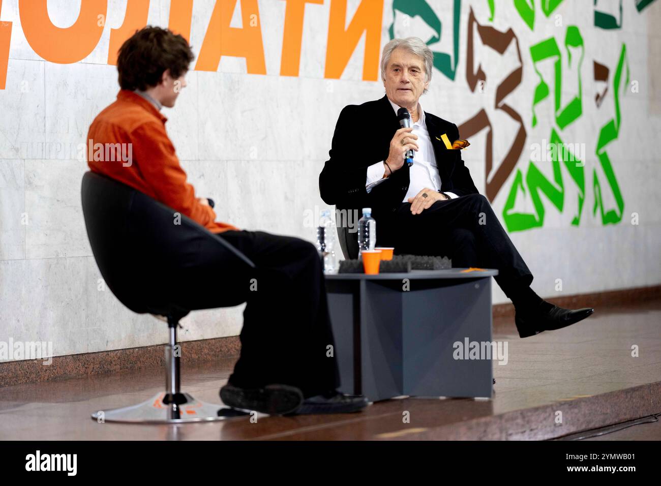 VIKTOR IOUCHTCHENKO, ancien président de l'Ukraine et fondateur du parti Our Orange Block, à Talk with Students au Centre National ukrainien Maison dans le centre-ville de Kyivs. Les sujets abordés allaient de la Révolution orange, qui a finalement conduit à son élection, à la guerre en cours avec la Russie. Kyiv City *** VIKTOR IOUCHTCHENKO, ancien président de l'Ukraine et fondateur du parti notre bloc orange, lors d'un entretien avec des étudiants au Centre national Maison ukrainienne dans le centre-ville de Kyivs les sujets allaient de la Révolution orange, qui a finalement conduit à son élection, à la guerre en cours avec la Russie ville de Kiev Banque D'Images