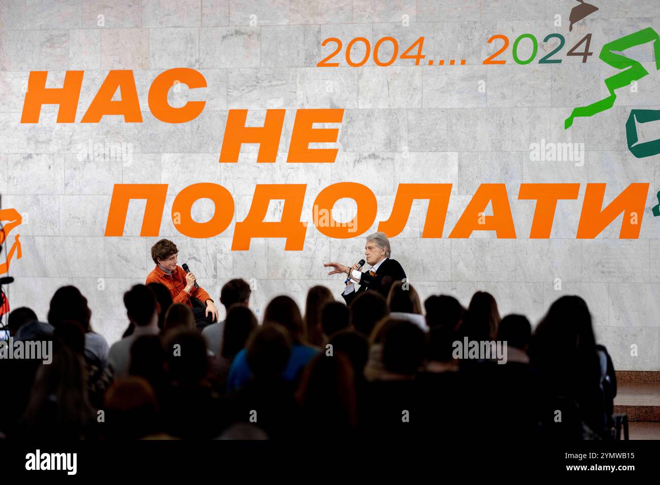 VIKTOR IOUCHTCHENKO, ancien président de l'Ukraine et fondateur du parti Our Orange Block, à Talk with Students au Centre National ukrainien Maison dans le centre-ville de Kyivs. Les sujets abordés allaient de la Révolution orange, qui a finalement conduit à son élection, à la guerre en cours avec la Russie. Texte en arrière-plan disant QUE NOUS SOMMES IMBATTABLES. Kyiv ville *** VIKTOR IOUCHTCHENKO, ancien président de l'Ukraine et fondateur du parti notre bloc orange, lors d'un entretien avec des étudiants au Centre national Maison ukrainienne dans le centre-ville de Kyivs les sujets allaient de la Révolution orange, qui a finalement conduit à son élection, Banque D'Images