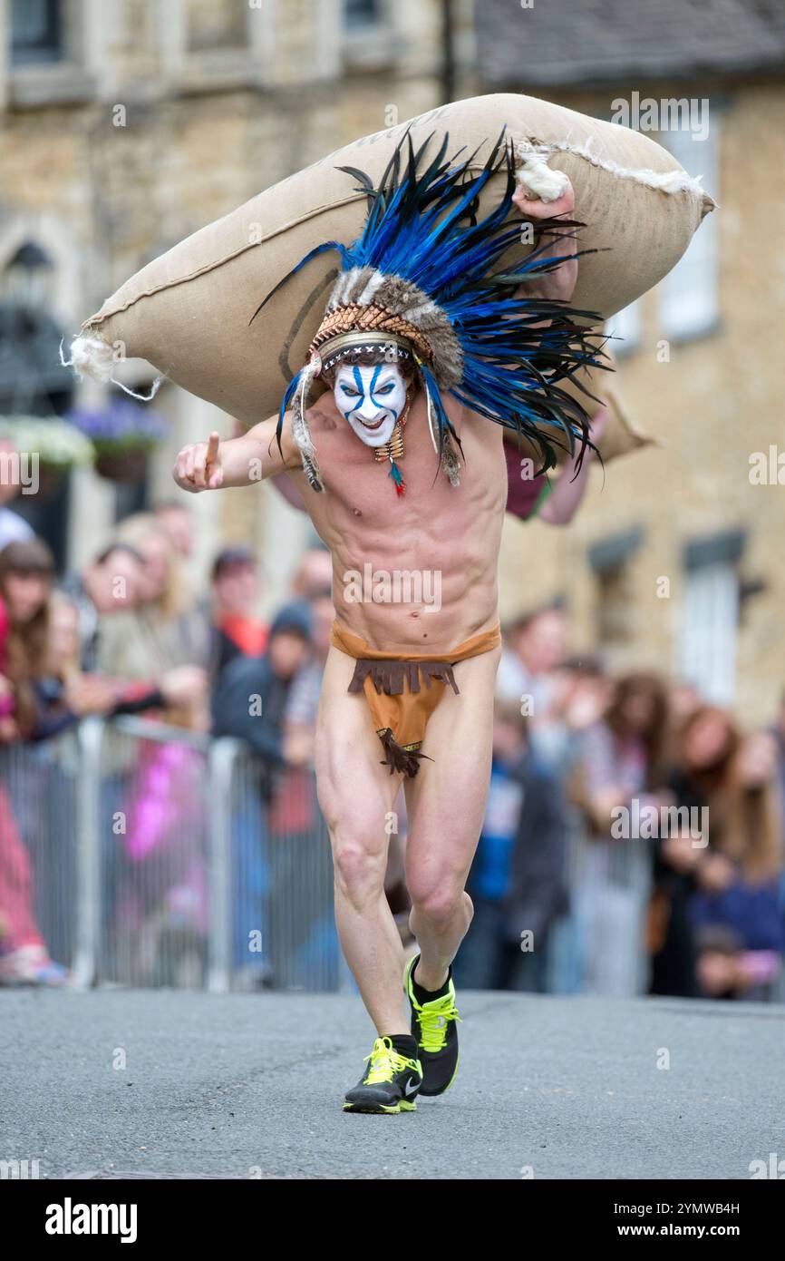 Joel Hicks du Leicestershire gagne sa chaleur en robe de fantaisie à Gumstool Hill lors des courses Tetbury Woolsack May Bank Holiday dans le Gloucestershire. Banque D'Images