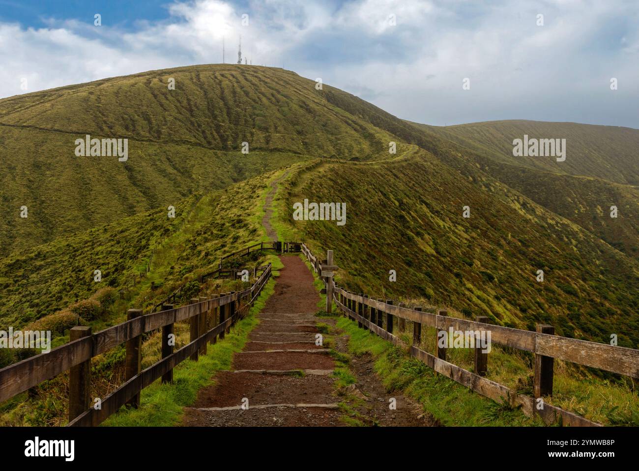 La caldeira de Cabeço Gordo, un stratovolcan massif, forme l'île de Faial, aux Açores. Banque D'Images