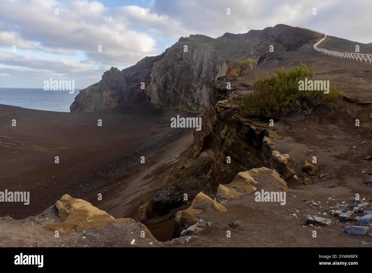 Entre 1957 et 1958, une éruption volcanique a provoqué la destruction du phare de Capelinhos, sur l'île de Faial, aux Açores. Banque D'Images