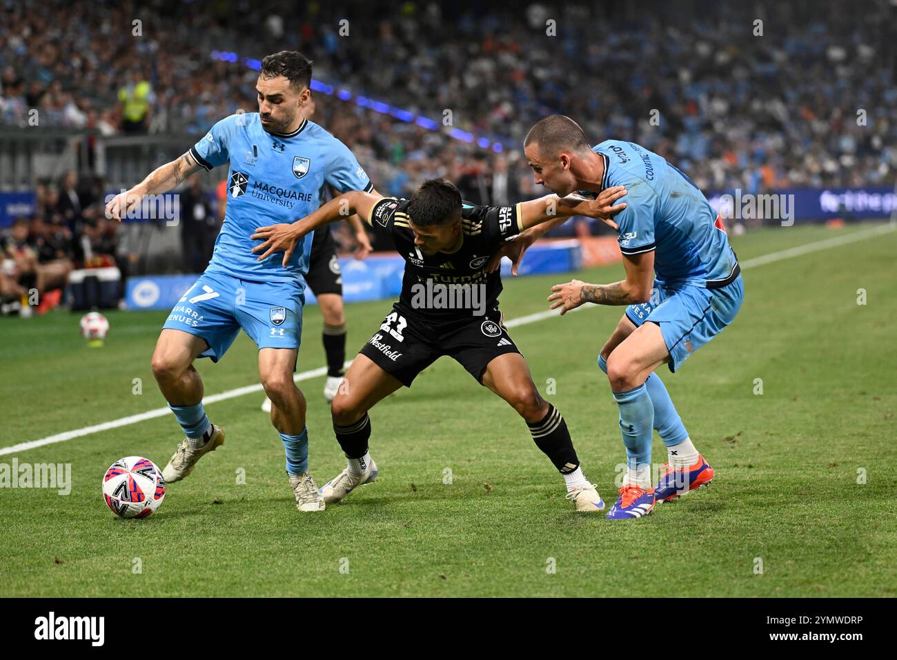 23 novembre 2024 ; Allianz Stadium, Sydney, NSW, Australie : a-League Football, Sydney FC contre Western Sydney Wanderers ; Aydan Hammond de Western Sydney Wanderers est dépossédée par Anthony Caceres et Jordan Courtney-Perkins de Sydney FC crédit : action plus Sports images/Alamy Live News Banque D'Images