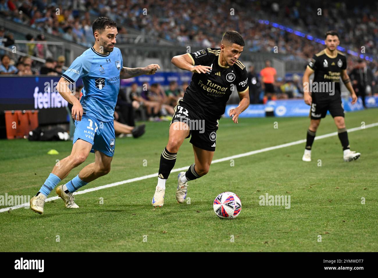 23 novembre 2024 ; Allianz Stadium, Sydney, NSW, Australie : a-League Football, Sydney FC contre Western Sydney Wanderers ; Aydan Hammond de Western Sydney Wanderers sous la pression d'Anthony Caceres de Sydney FC crédit : action plus Sports images/Alamy Live News Banque D'Images