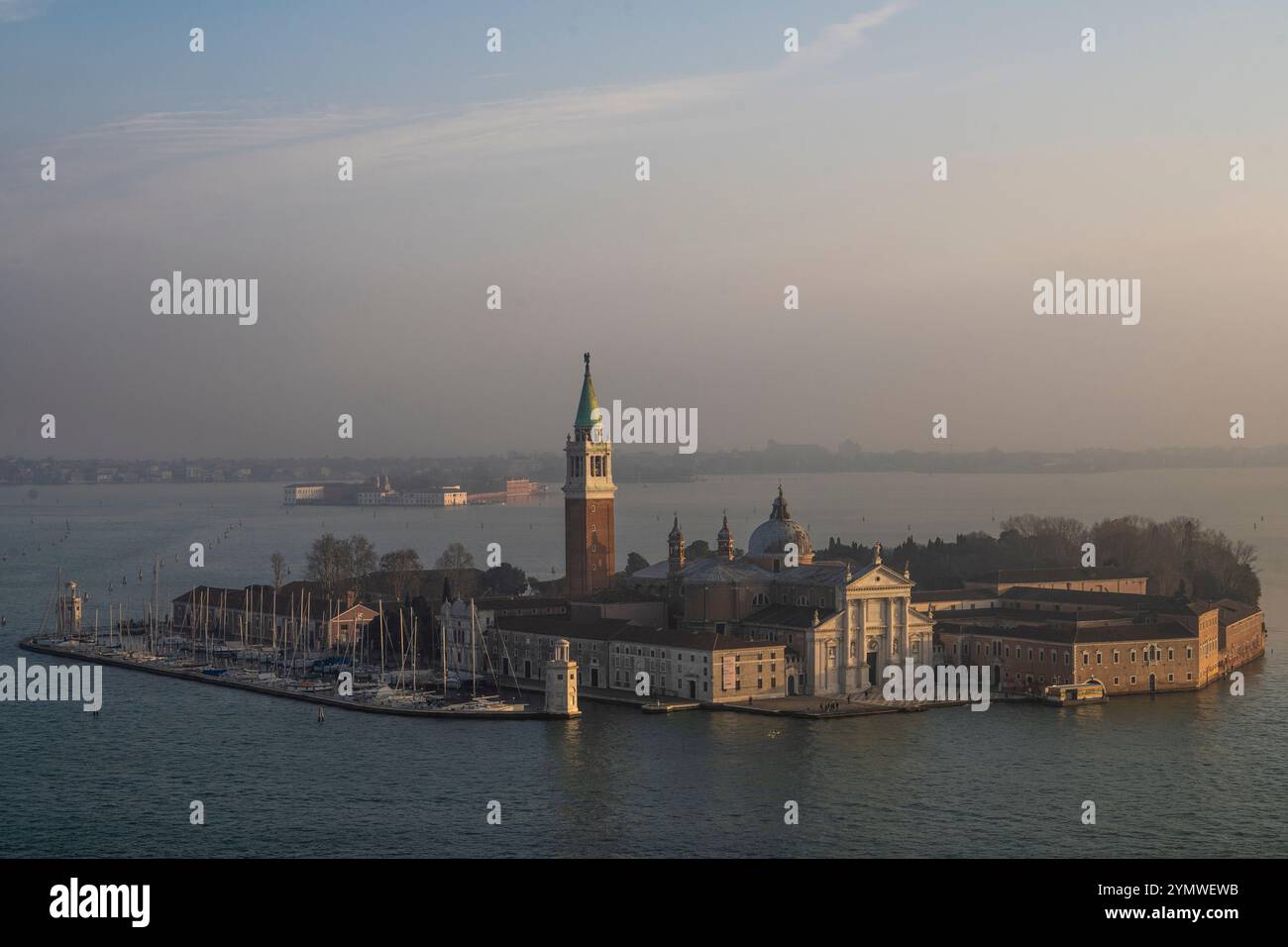 Vue depuis le clocher de San Marco sur l'île de San Giorgio Maggiore avec la basilique du même nom sur elle dans la lagune vénitienne. Venise Banque D'Images