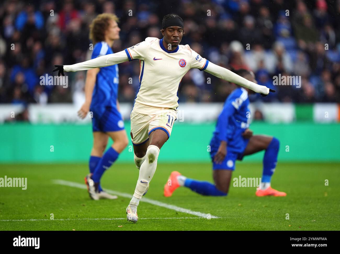 Noni Madueke de Chelsea célèbre le score, seulement pour qu'il soit exclu par VAR, lors du match de premier League au King Power Stadium de Leicester. Date de la photo : samedi 23 novembre 2024. Banque D'Images