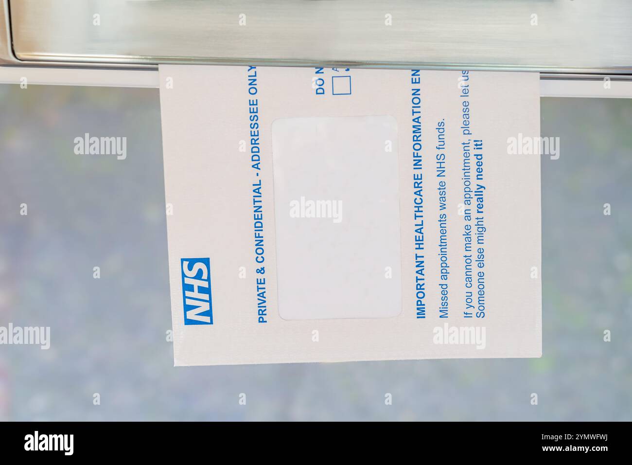 Wolverhampton, Royaume-Uni – 11 novembre 2024 : enveloppe NHS avec le logo NHS pour les rendez-vous médicaux ou les traitements Banque D'Images