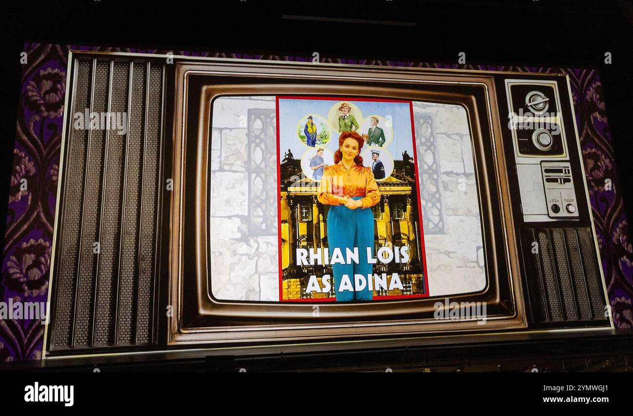 Séquence du titre d'ouverture dans le style d'une sitcom télévisée des années 1960 lors de l'ouverture pour L'ÉLIXIR D'AMOUR à l'English National Opera, London Coliseum, Londres WC2 15/11/2024 musique : Gaetano Donizetti livret : Felice Romani traduction anglaise : Amanda Holden chef d'orchestre : Teresa Riveiro Bohm décors : Nicky Shaw costumes : Zehra Mansouri éclairage : Mark Jonathan mouvement : Anjali Mehra réalisateur : Harry Fehr Banque D'Images Séquence du titre d'ouverture dans le style d'une sitcom télévisée des années 1960 lors de l'ouverture pour L'ÉLIXIR D'AMOUR à l'English National Opera, London Coliseum, Londres WC2 15/11/2024 musique : Gaetano Donizetti livret : Felice Romani traduction anglaise : Amanda Holden chef d'orchestre : Teresa Riveiro Bohm décors : Nicky Shaw costumes : Zehra Mansouri éclairage : Mark Jonathan mouvement : Anjali Mehra réalisateur : Harry Fehr Banque D'Images