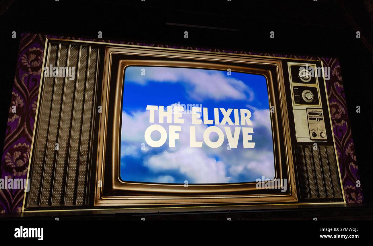 Séquence du titre d'ouverture dans le style d'une sitcom télévisée des années 1960 lors de l'ouverture pour L'ÉLIXIR D'AMOUR à l'English National Opera, London Coliseum, Londres WC2 15/11/2024 musique : Gaetano Donizetti livret : Felice Romani traduction anglaise : Amanda Holden chef d'orchestre : Teresa Riveiro Bohm décors : Nicky Shaw costumes : Zehra Mansouri éclairage : Mark Jonathan mouvement : Anjali Mehra réalisateur : Harry Fehr Banque D'Images Séquence du titre d'ouverture dans le style d'une sitcom télévisée des années 1960 lors de l'ouverture pour L'ÉLIXIR D'AMOUR à l'English National Opera, London Coliseum, Londres WC2 15/11/2024 musique : Gaetano Donizetti livret : Felice Romani traduction anglaise : Amanda Holden chef d'orchestre : Teresa Riveiro Bohm décors : Nicky Shaw costumes : Zehra Mansouri éclairage : Mark Jonathan mouvement : Anjali Mehra réalisateur : Harry Fehr Banque D'Images