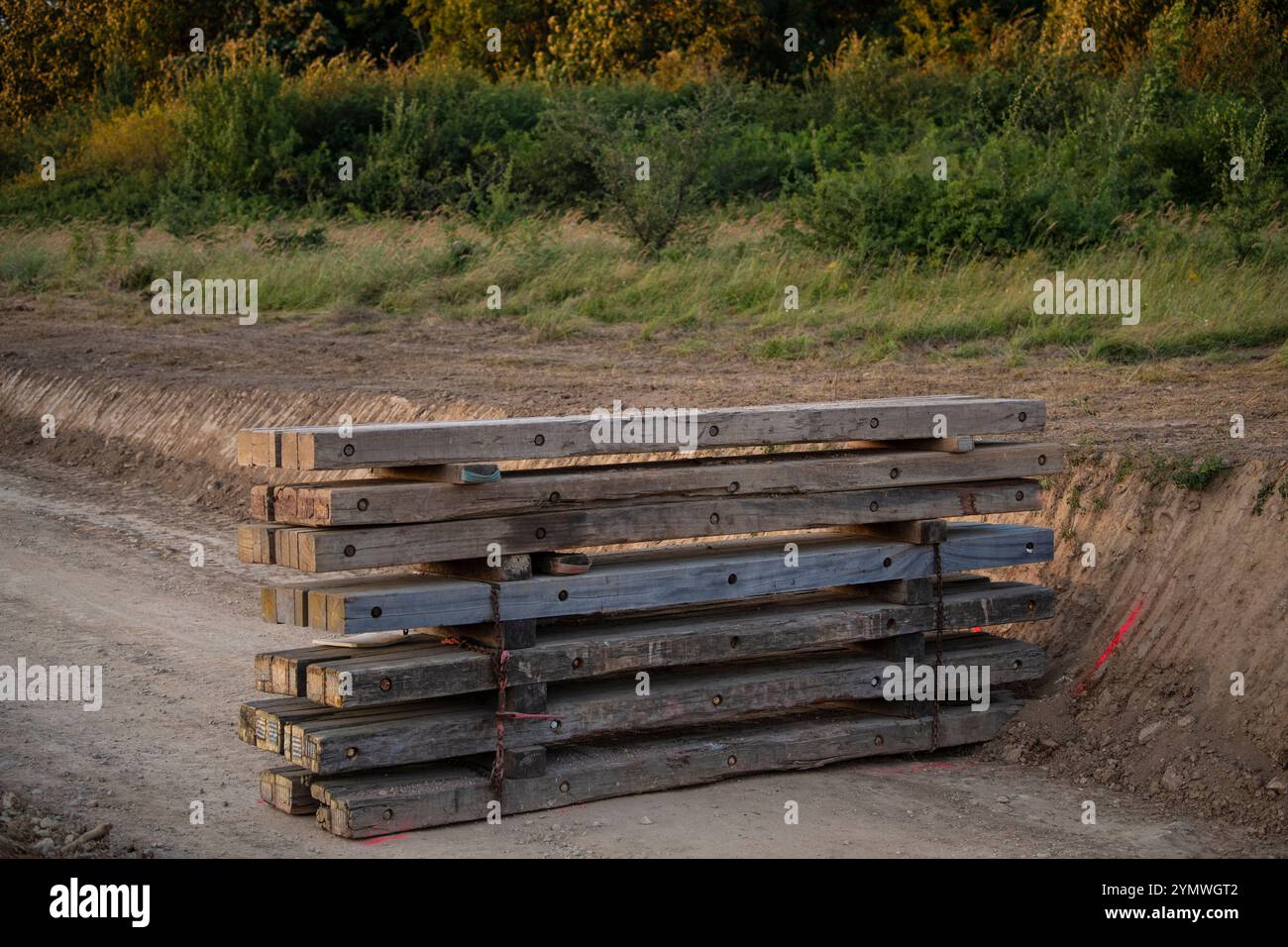 Barricade en bois sur le chemin de terre Banque D'Images