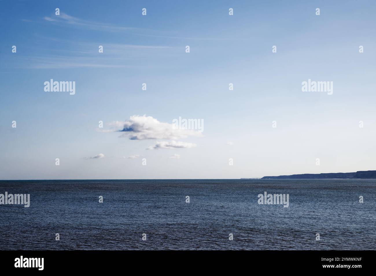 Ciel bleu, mer bleue et nuage blanc clairsemé, bord de mer ensoleillé parfait. Banque D'Images