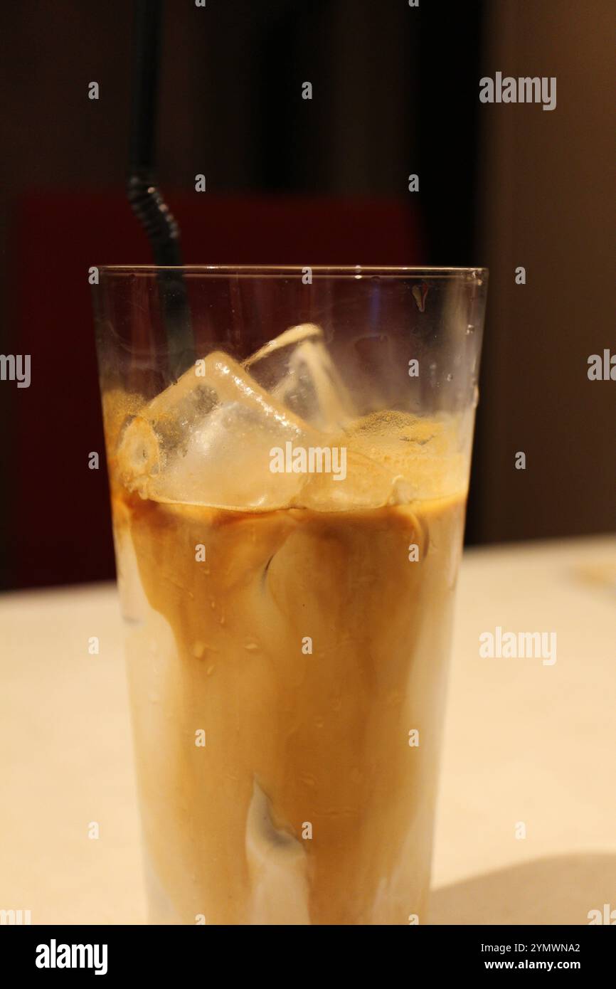 Un verre de caffe latte glacé dans un restaurant italien Banque D'Images