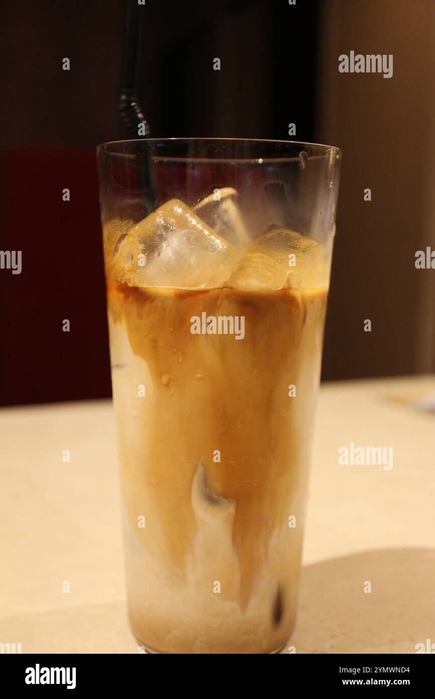 Un verre de caffe latte glacé dans un restaurant italien Banque D'Images