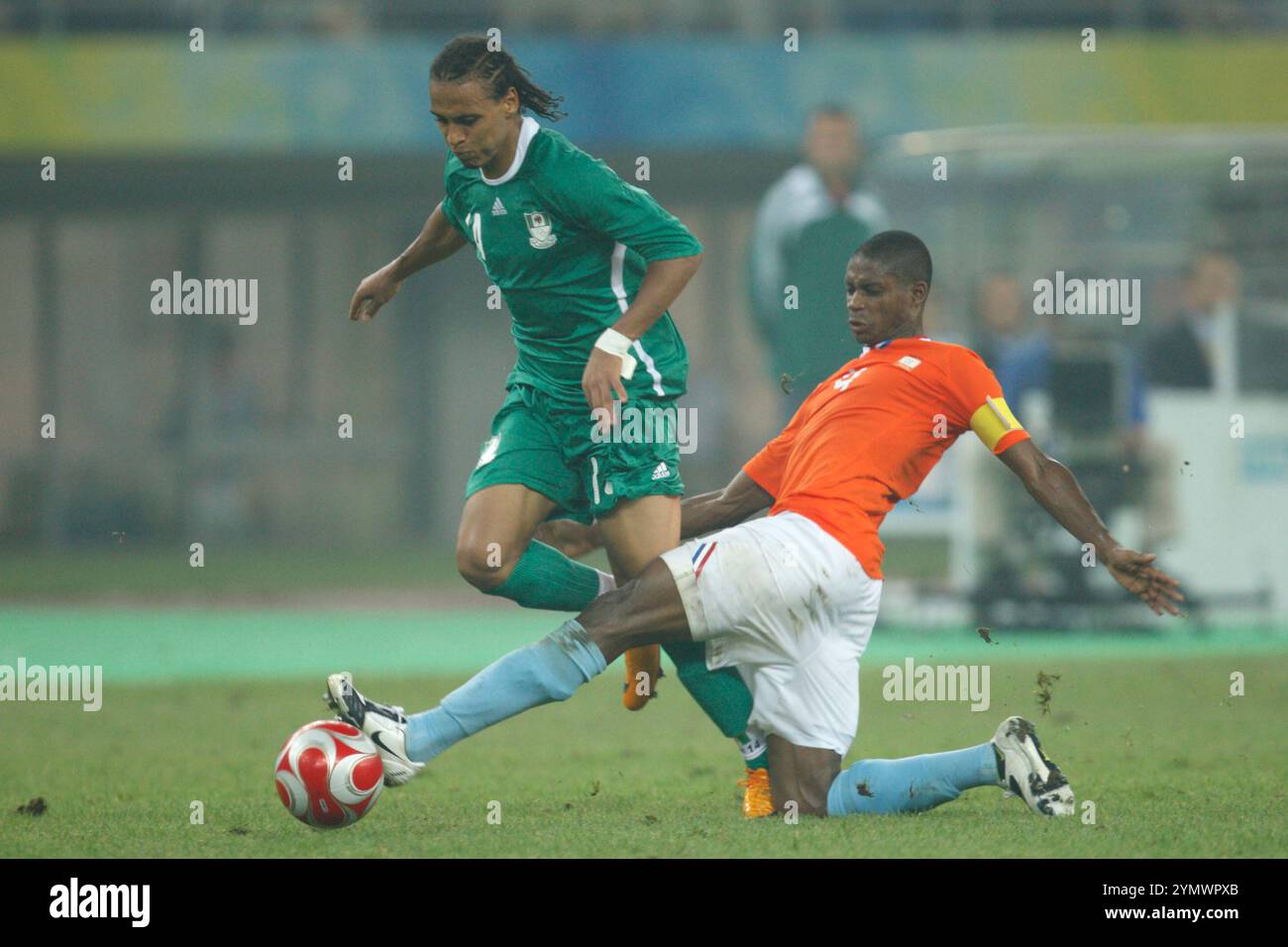 TIANJIN, CHINE - 7 AOÛT : le Néerlandais Kew Jaliens (R) s'attaque au ballon loin du nigérian Peter Odemwingie (l) lors d'un match du Groupe B au tournoi de football des Jeux Olympiques de Beijing le 7 août 2008 à Tianjin en Chine. Usage éditorial exclusif. (Photographie de Jonathan Paul Larsen / Diadem images) Banque D'Images