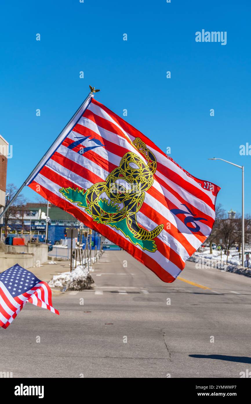 Manchester, NH, États-Unis-15 janvier 2023 : un manifestant arbore le drapeau de protestation de Gadsden avec un symbole de serpent à sonnette - 'Don't Tread on me' - un drapeau historique Banque D'Images