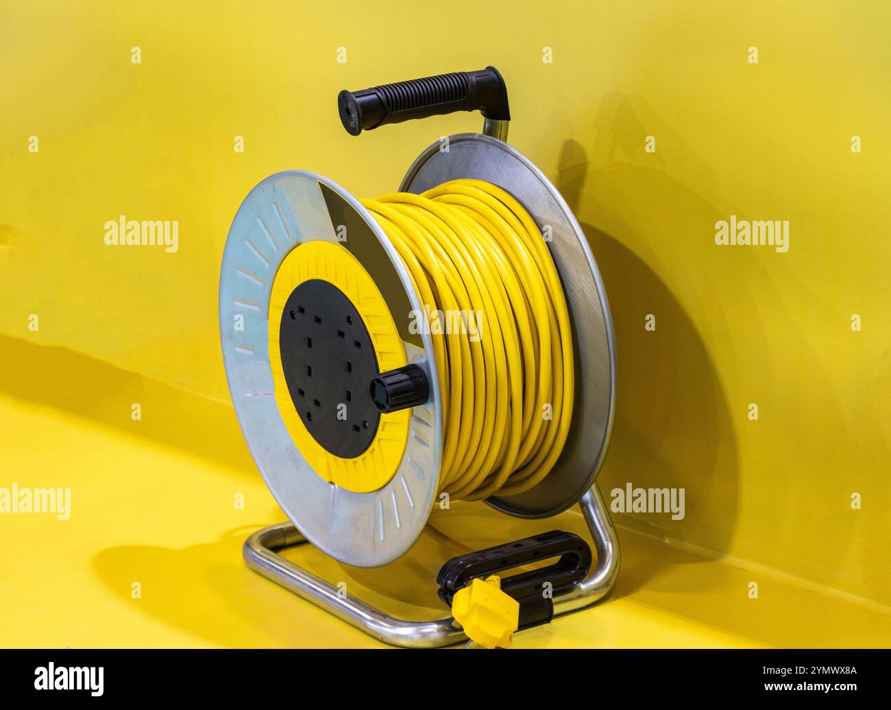Rallonge de câble manuel jaune pour enrouleur de câble électrique Banque D'Images