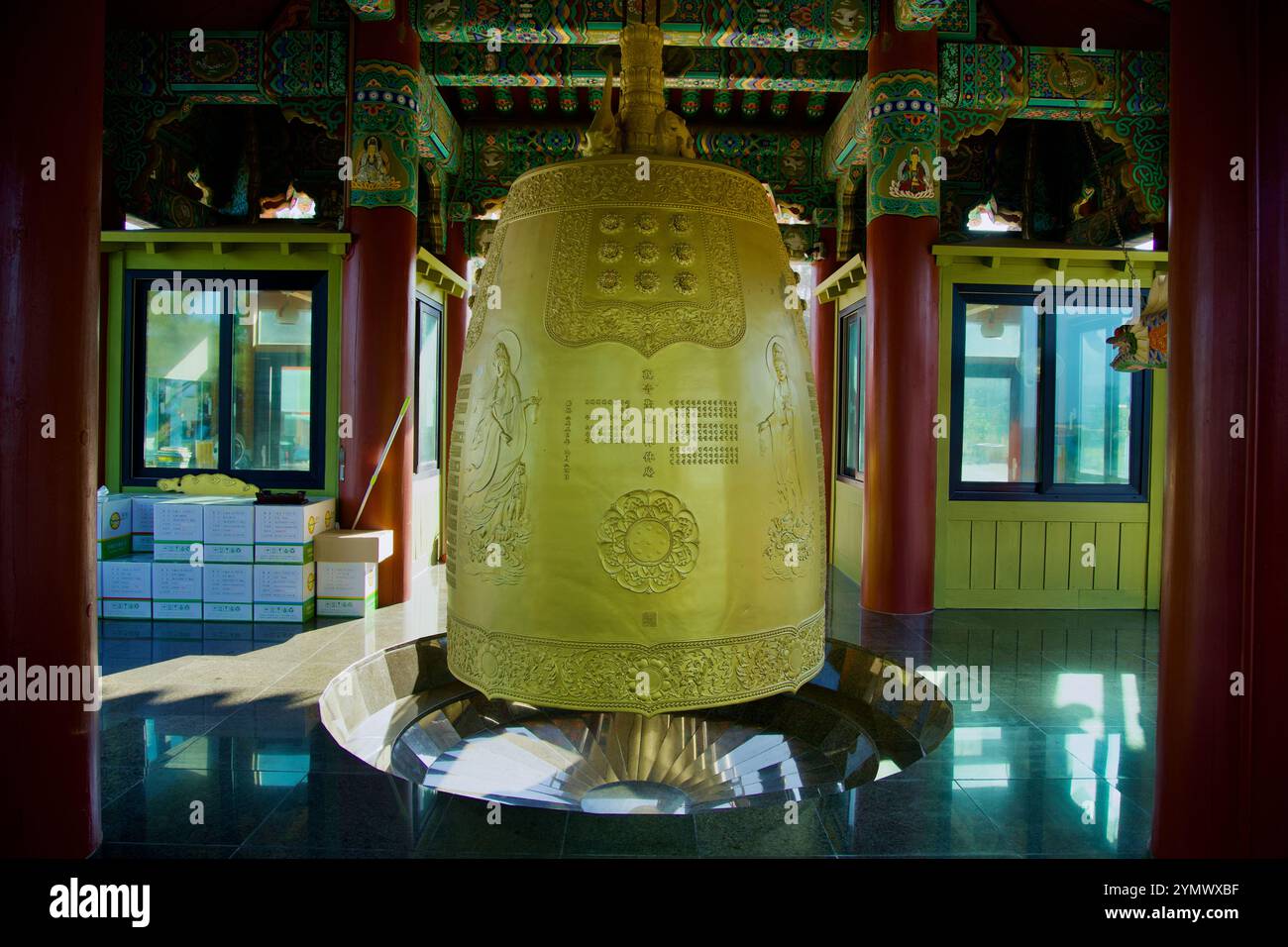 Comté de Yangyang, Corée du Sud - 3 novembre 2024 : la cloche d'Avalokitesvara, minutieusement gravée avec des images bouddhistes, se dresse dans un décor richement décoré Banque D'Images