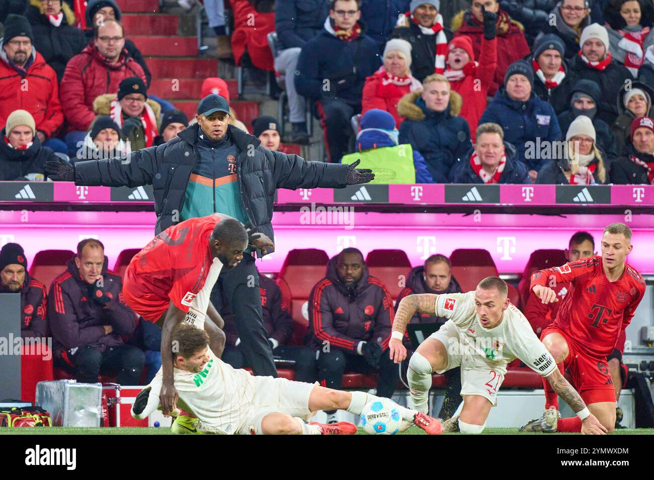 Entraîneur Vincent Kompany FCB, team manager, coach, coach, montres Dayot Upamecano , FCB 2 Joshua KIMMICH, FCB 6 concurrencer pour le ballon, plaquage, duel, header, zweikampf, action, lutte contre Phillip Tietz, FCA 21 Elvis Rexhbecaj, FCA 8 dans le match FC BAYERN MUENCHEN - FC AUGSBURG 3-0 le 22 novembre 2024 à Munich, Allemagne. Saison 2024/2025, 1.Bundesliga, FCB,, München, journée 11, 11.Spieltag Banque D'Images