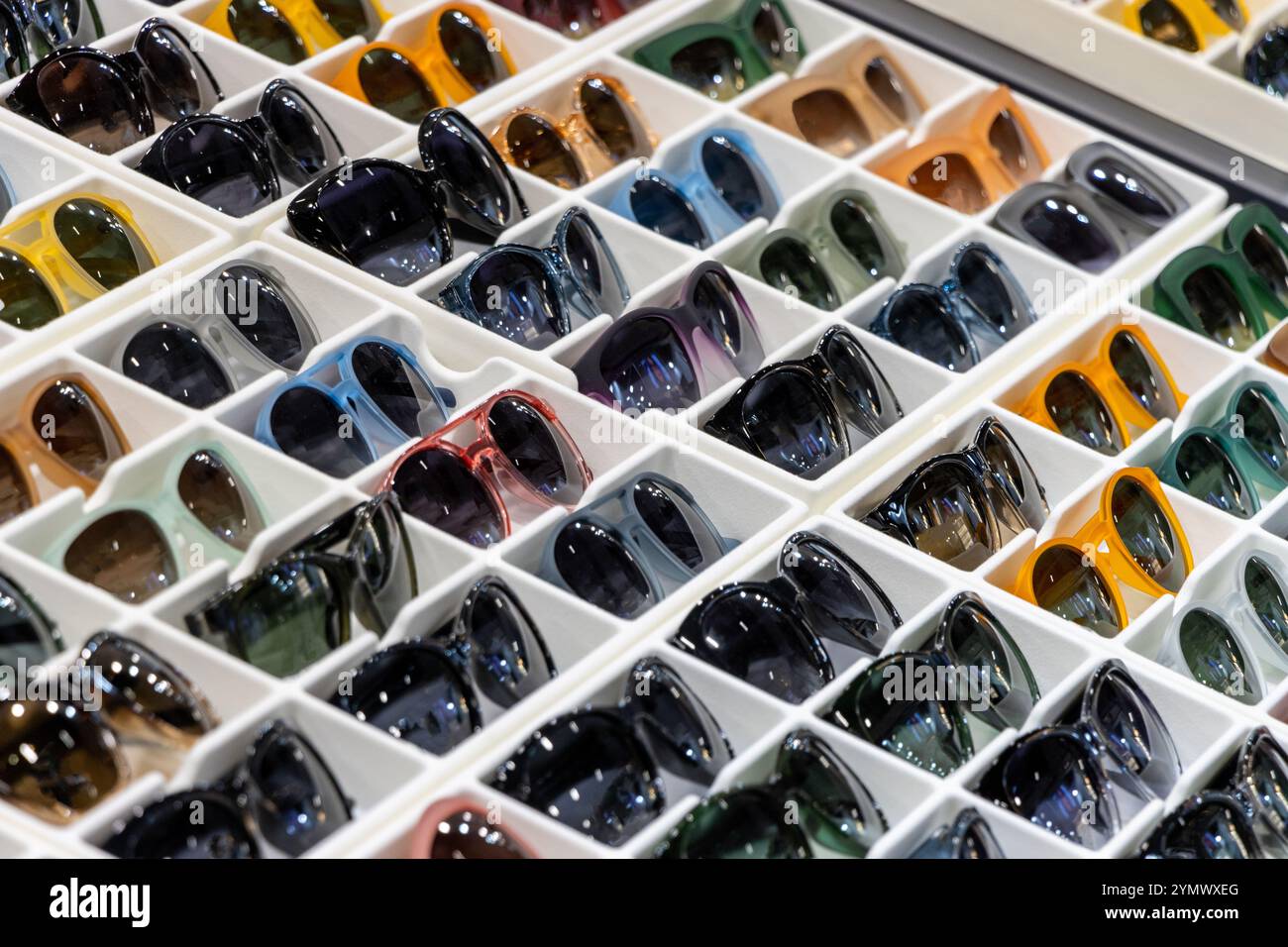 Beaucoup de lunettes de soleil de différentes couleurs dans des boîtes Banque D'Images