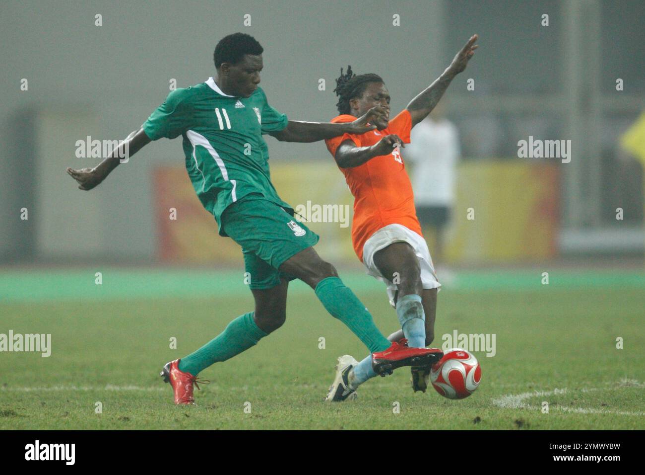 TIANJIN, CHINE - 7 AOÛT : Royston Drenthe, des pays-Bas (R), s'attaque au ballon loin du Nigeria Solomon Okoronkwo (l) lors d'un match du Groupe B au tournoi de football des Jeux Olympiques de Beijing le 7 août 2008 à Tianjin, en Chine. Usage éditorial exclusif. (Photographie de Jonathan Paul Larsen / Diadem images) Banque D'Images
