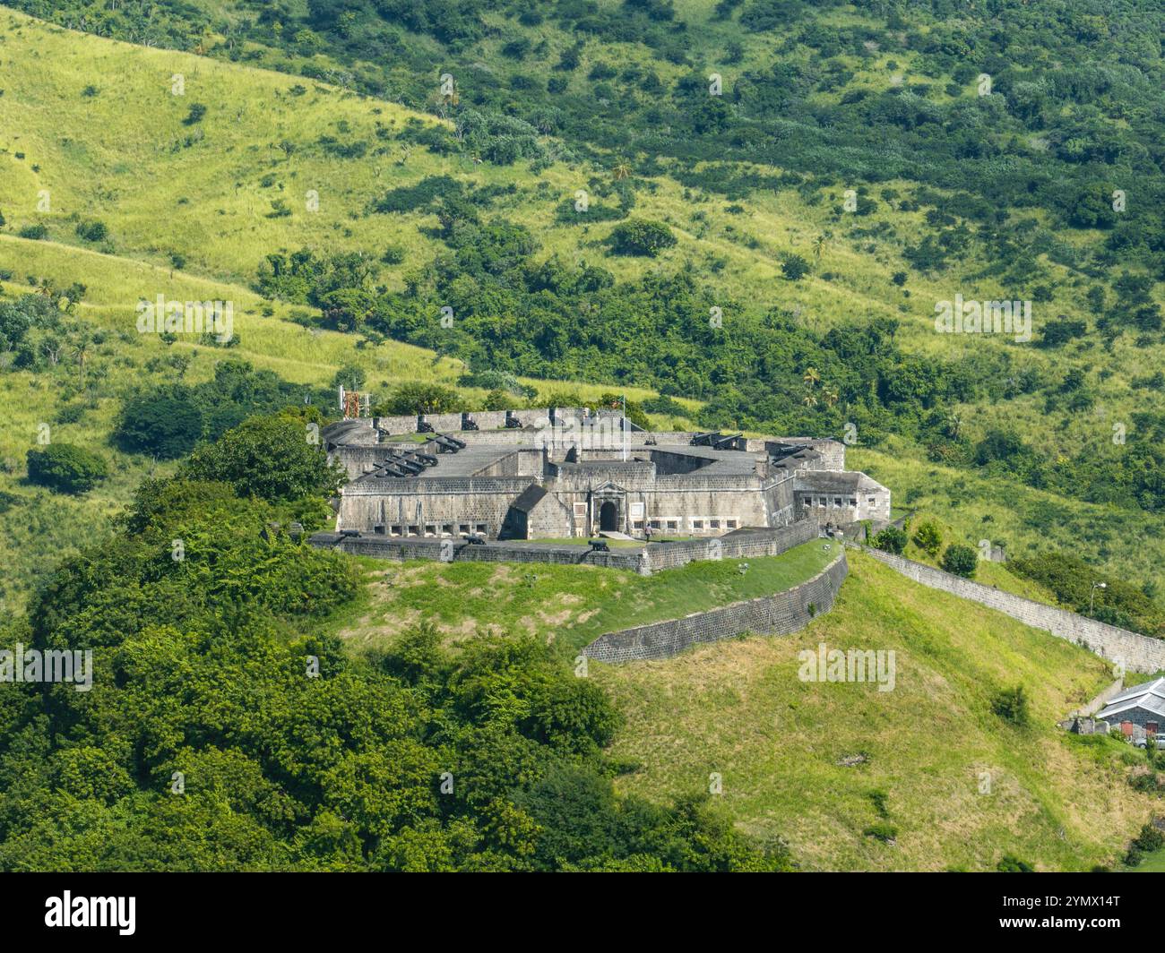 Vue aérienne de Brimstone Hill Fort forteresse militaire britannique avec chaponiers, bastions, canons à Saint-Kitts-et-Nevis Banque D'Images