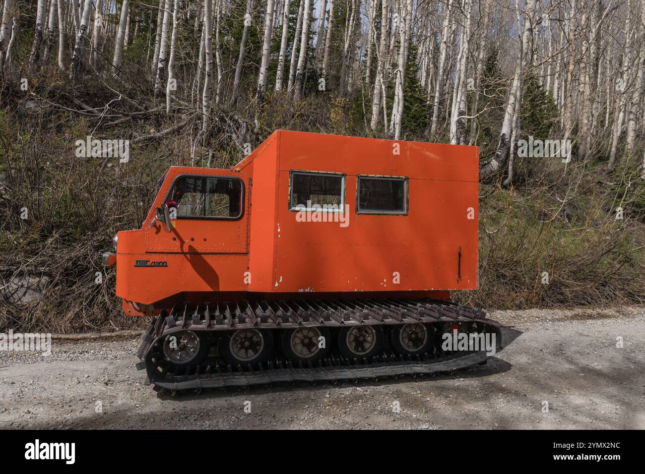 Chat des neiges rétro historique - un grand véhicule fermé avec des pistes conçues pour voyager sur la neige et les terrains accidentés utilisés dans les sports de ski de fond. Banque D'Images