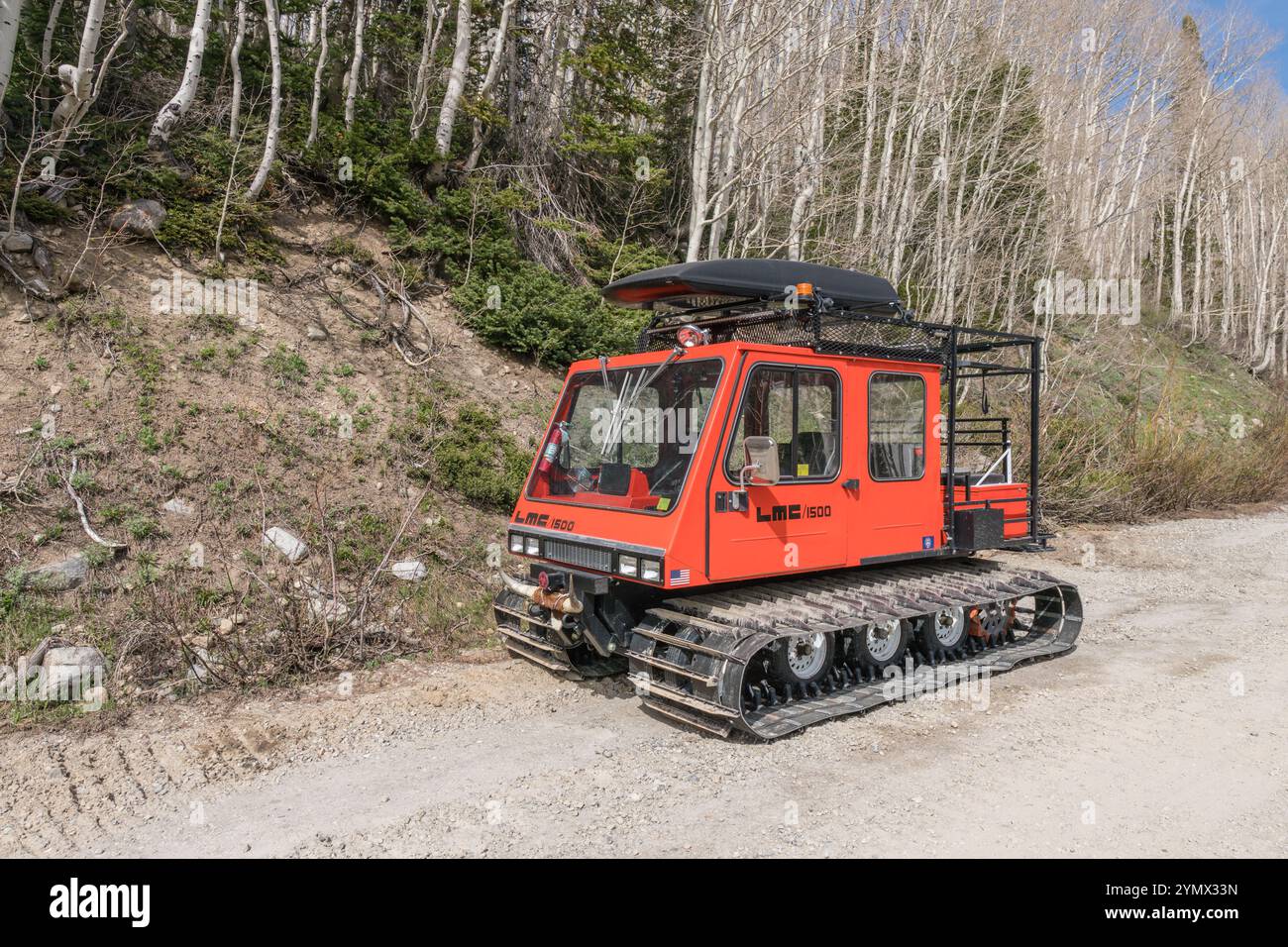 Chat des neiges rétro historique - un grand véhicule fermé avec des pistes conçues pour voyager sur la neige et les terrains accidentés utilisés dans les sports de ski de fond. Banque D'Images