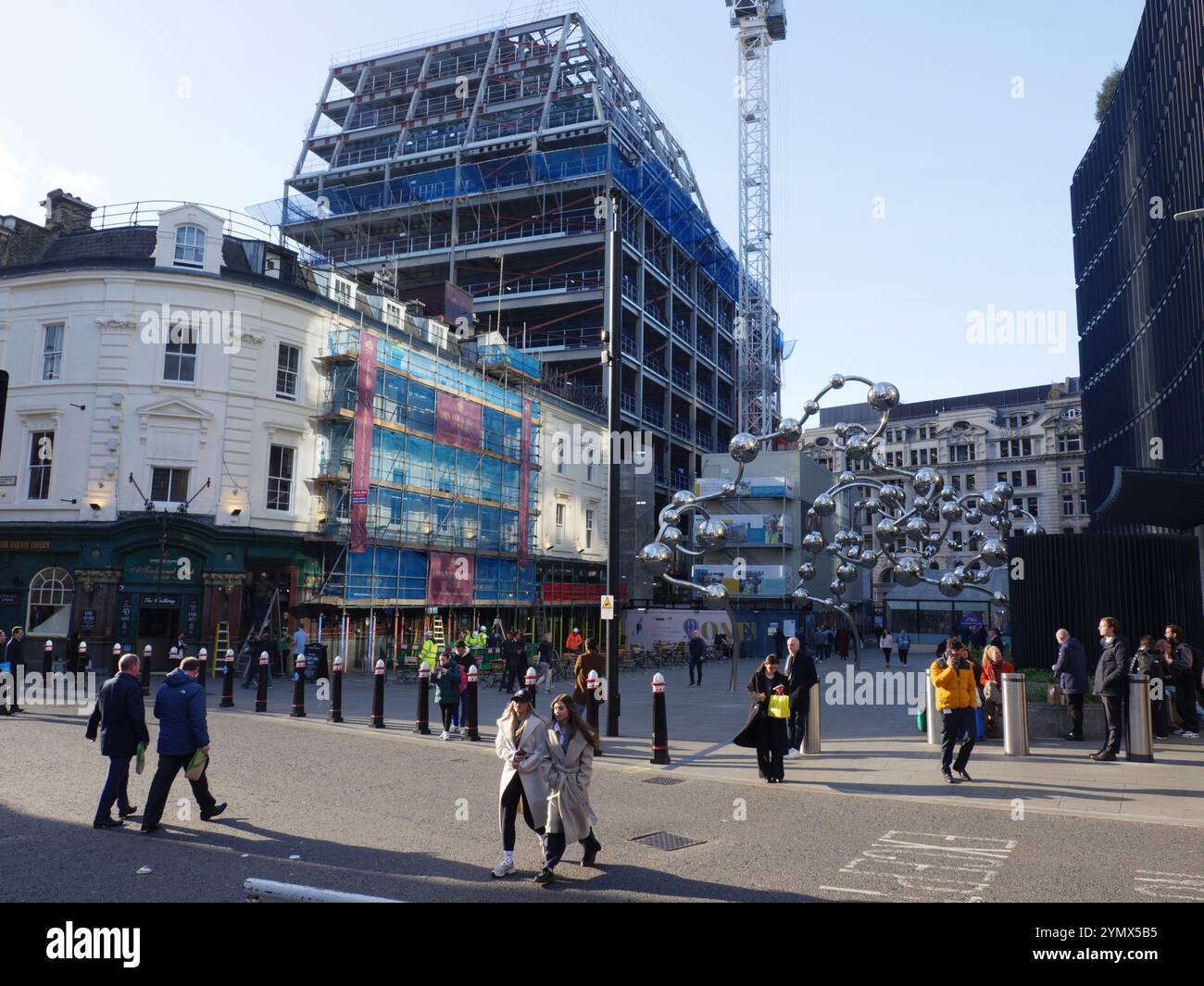 Liverpool Street, ville de Londres, Royaume-Uni, avec la taverne ferroviaire Greene King Pub en arrière-plan Banque D'Images
