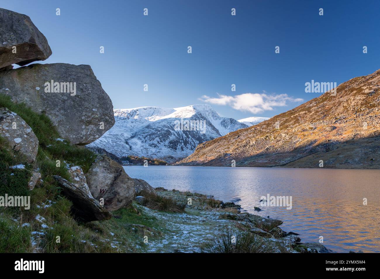 Llyn Ogwen dans la neige hivernale, parc national de Snowdonia, nord du pays de Galles Banque D'Images