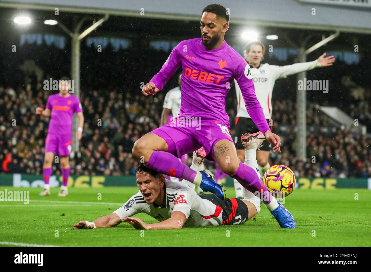 Sasa Lukic de Fulham est défié par Matheus Cunha de Wolverhampton Wanderers lors du match de premier League Fulham vs Wolverhampton Wanderers à Craven Cottage, Londres, Royaume-Uni, 23 novembre 2024 (photo par Izzy Poles/News images) Banque D'Images