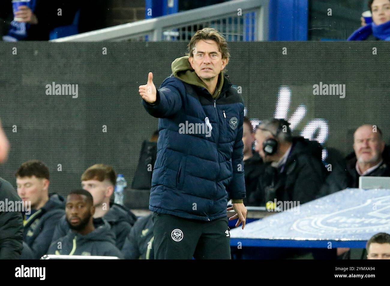 Liverpool, Royaume-Uni. 23 novembre 2024. Thomas Frank, le manager de Brentford crie des instructions. Premier League match, Everton v Brentford au Goodison Park à Liverpool le samedi 23 novembre 2024. Cette image ne peut être utilisée qu'à des fins éditoriales. Usage éditorial exclusif, photo de Chris Stading/Andrew Orchard photographie sportive/Alamy Live News crédit : Andrew Orchard photographie sportive/Alamy Live News Banque D'Images