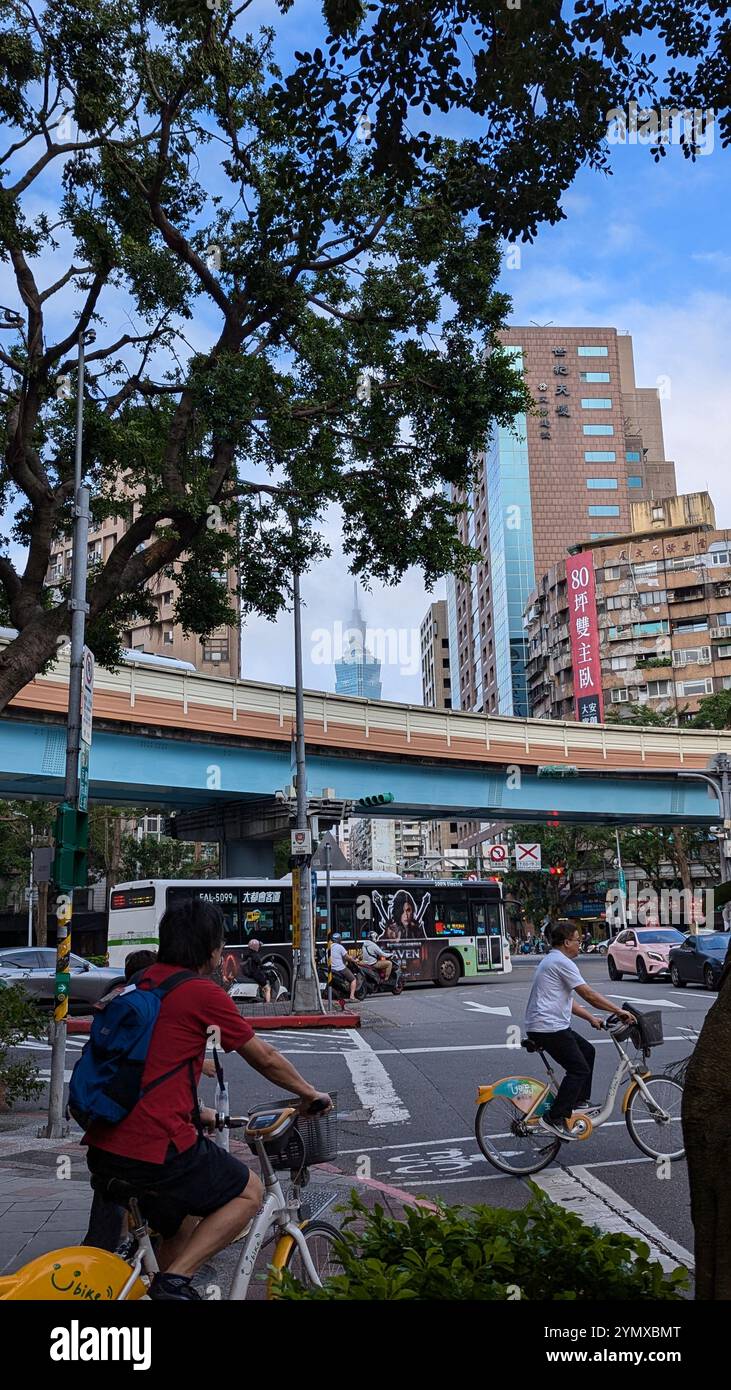 Taipei 101 toile de fond : passerelle animée avec cyclistes et piétons Banque D'Images