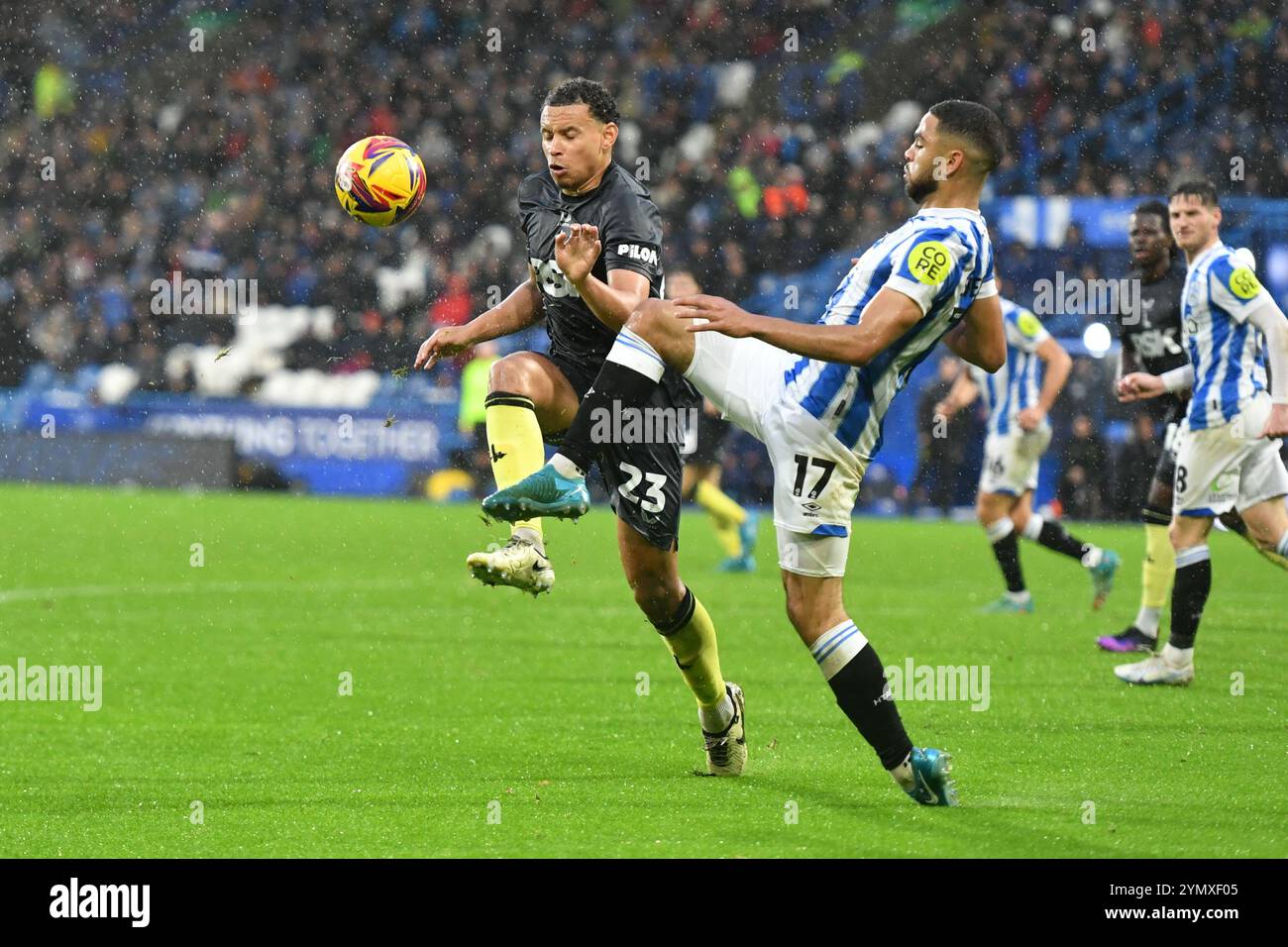 Huddersfield, Angleterre. 23 Nov 2024. Brodie Spencer blâme Rarmani Edmonds-Green pour donner un penalty lors du match Sky Bet EFL League One entre Huddersfield Town et Charlton Athletic au stade John Smith. Kyle Andrews/Alamy Live News Banque D'Images