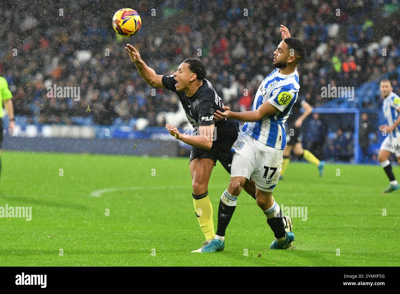 Huddersfield, Angleterre. 23 Nov 2024. Brodie Spencer blâme Rarmani Edmonds-Green pour donner un penalty lors du match Sky Bet EFL League One entre Huddersfield Town et Charlton Athletic au stade John Smith. Kyle Andrews/Alamy Live News Banque D'Images