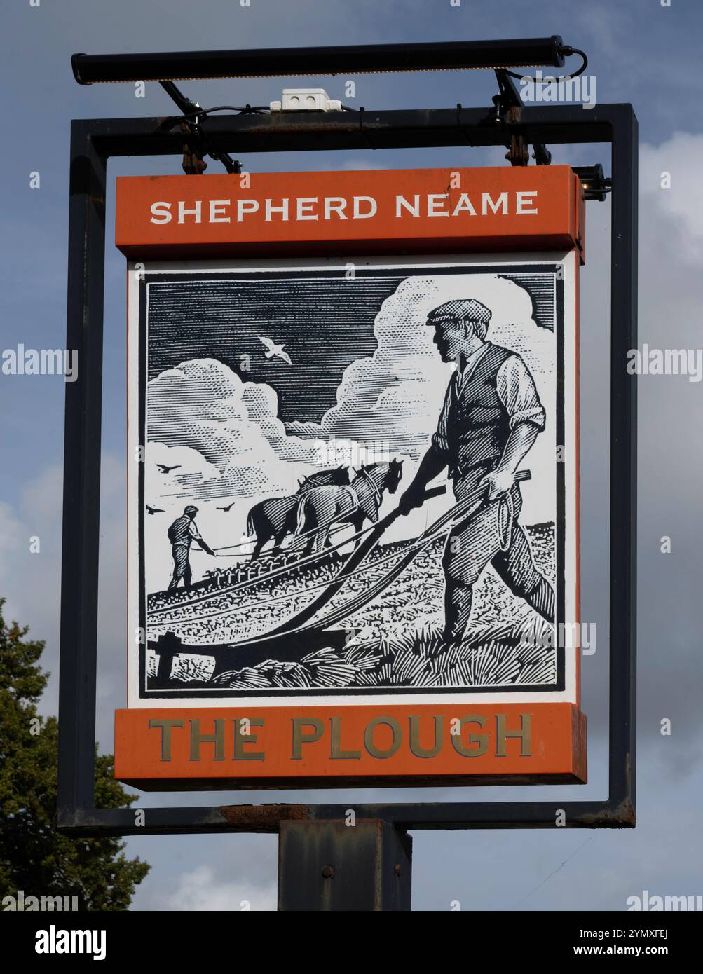 Panneau traditionnel de pub suspendu à The Plough - Shepherd Neame public House - Coldharbour Road, Upper Dicker, Hailsham, East Sussex, Angleterre, ROYAUME-UNI Banque D'Images