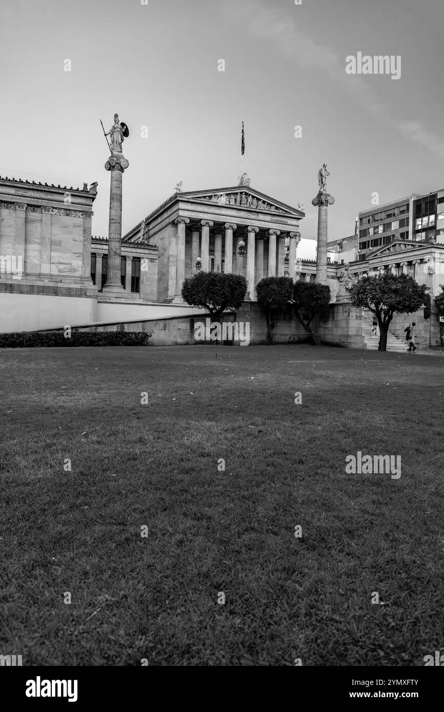 Athènes, Grèce - 26 novembre 2021 : L'Académie d'Athènes est l'académie nationale de Grèce et le plus haut établissement de recherche du pays. Établi i Banque D'Images