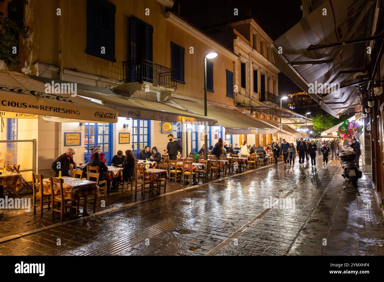 Athènes, Grèce - 26 novembre 2021 : places en plein air dans les restaurants grecs traditionnels dans les rues centrales d'Athènes, Grèce. Banque D'Images