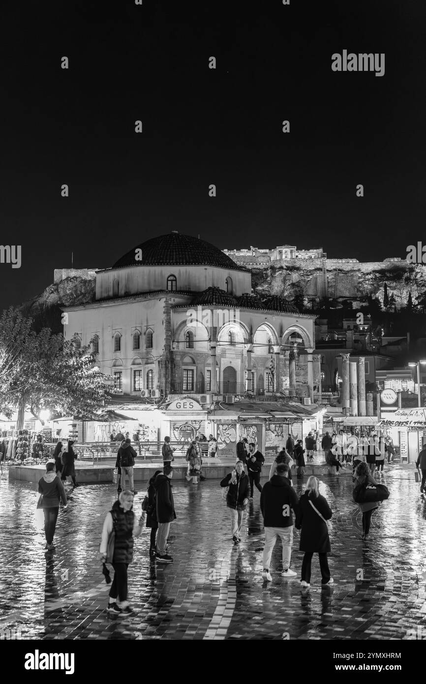 Athènes, Grèce - 26 novembre 2021 : Monastiraki est un quartier de marché aux puces dans la vieille ville d'Athènes, et est l'un des principaux quartiers commerçants de A. Banque D'Images