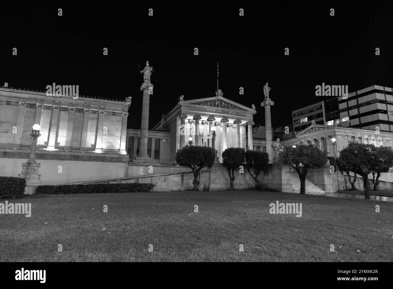 Athènes, Grèce - 26 novembre 2021 : L'Académie d'Athènes est l'académie nationale de Grèce et le plus haut établissement de recherche du pays. Établi i Banque D'Images