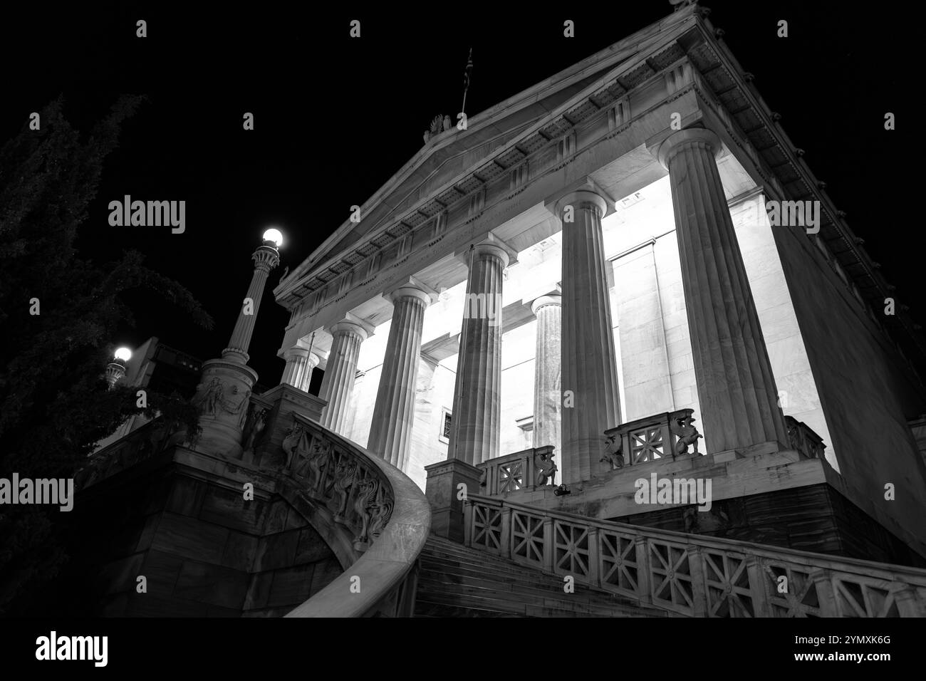 Athènes, Grèce - 26 novembre 2021 : L'Académie d'Athènes est l'académie nationale de Grèce et le plus haut établissement de recherche du pays. Établi i Banque D'Images