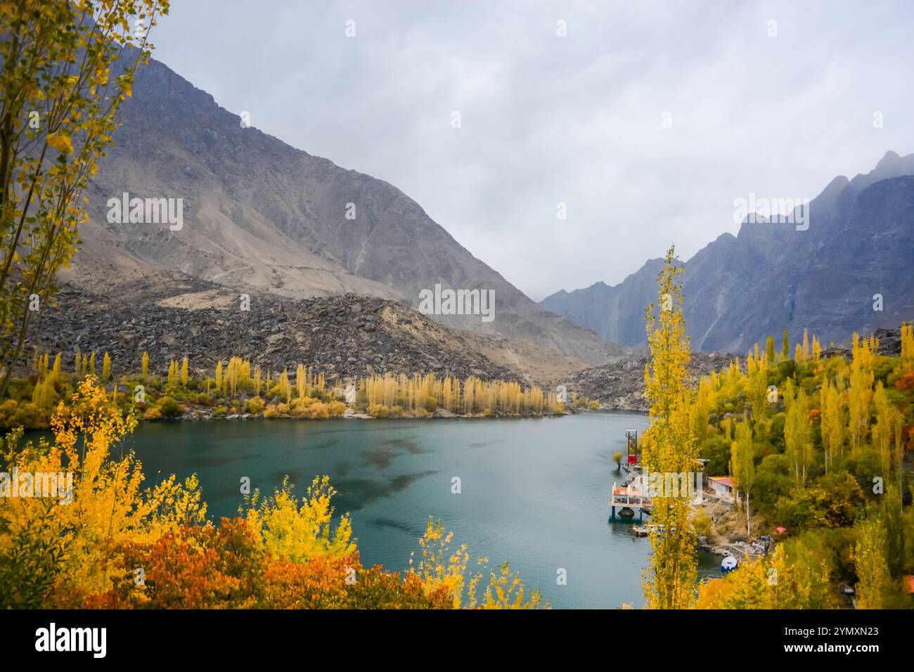 Le lac gelé de Skardu est entouré d'arbres aux couleurs automnales Banque D'Images