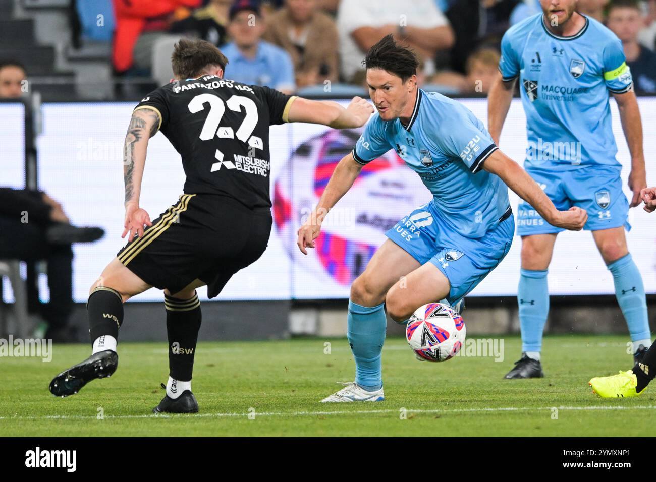 Paddington, Australie. 23 novembre 2024. Anthony Pantazopoulos (à gauche) des Western Sydney Wanderers et Joseph Lolley (à droite) du Sydney FC vus en action lors du match de la cinquième ronde de la saison 2024-25 d'Isuzu UTE entre le Sydney FC et le Western Sydney Wanderers FC tenu au stade Allianz. Score final Sydney FC 4:2 Western Sydney Wanderers. (Photo Luis Veniegra/SOPA images/SIPA USA) crédit : SIPA USA/Alamy Live News Banque D'Images