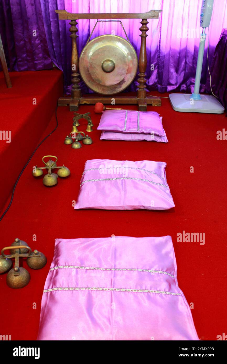 Le siège du serveur d'autel dans une église est équipé de cloches et de gongs, instruments de musique utilisés pour accompagner les événements liturgiques dans l'église catholique. Banque D'Images