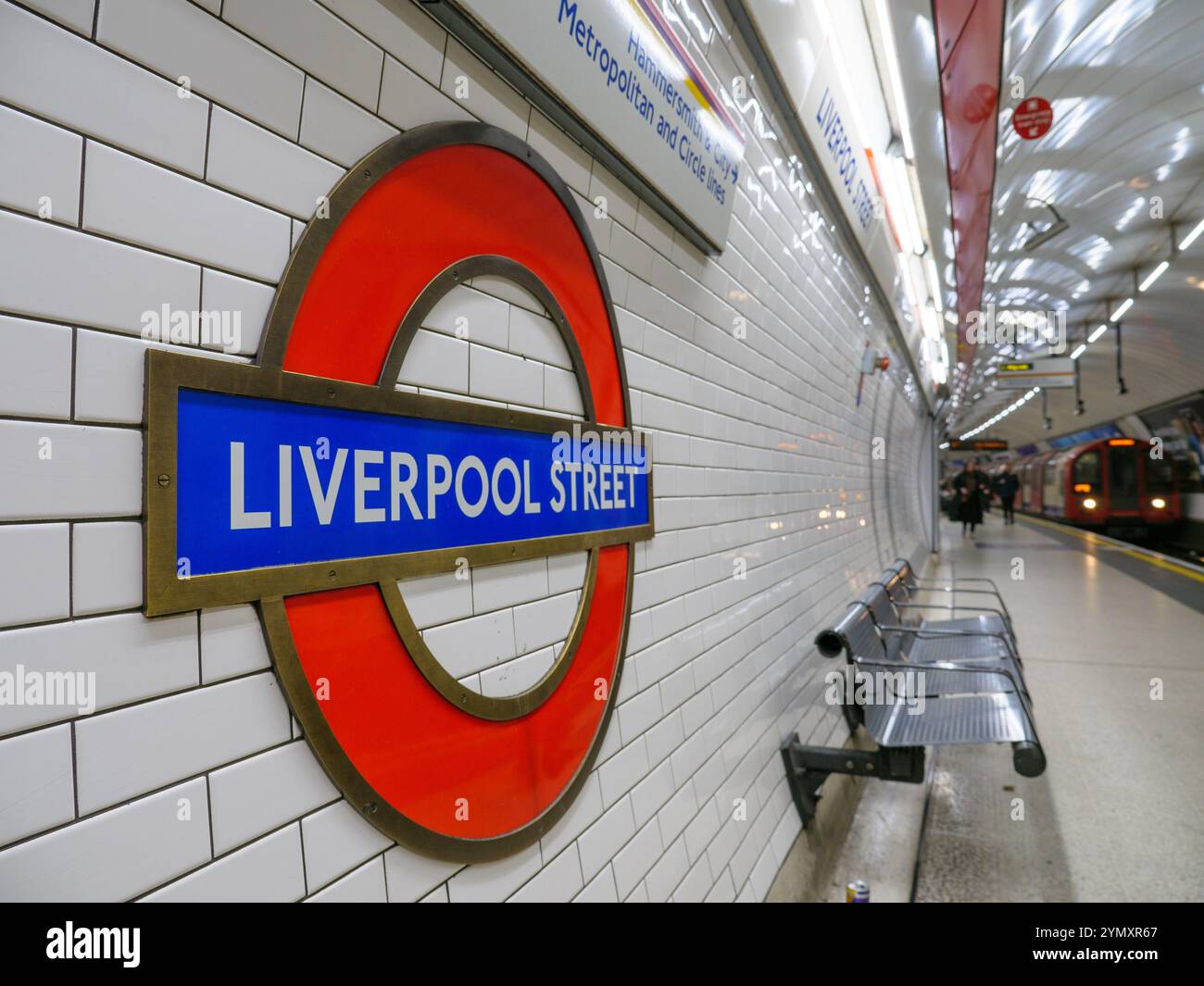Panneau rond du métro londonien à la gare de Liverpool Street, Royaume-Uni Banque D'Images