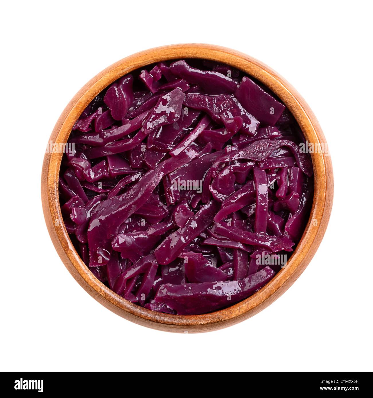 Chou rouge braisé dans un bol en bois. Plat d'accompagnement allemand traditionnel de couleur pourpre intense, fait de chou tranché, pomme, vinaigre de vin. Banque D'Images